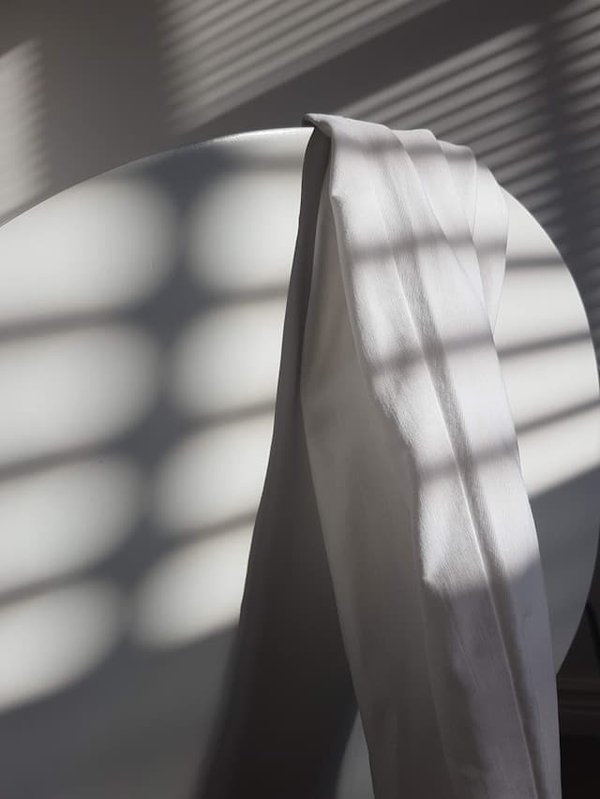 Quelle technique pour nouer un foulard carré en soie autour du cou de façon élégante et aérée?