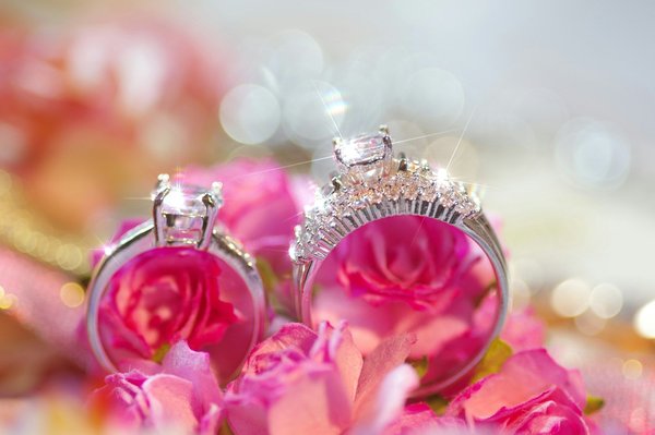 Anneaux aux lignes épurées, ornées de diamants, solitaires… Quelle bague de fiançailles privilégier ?